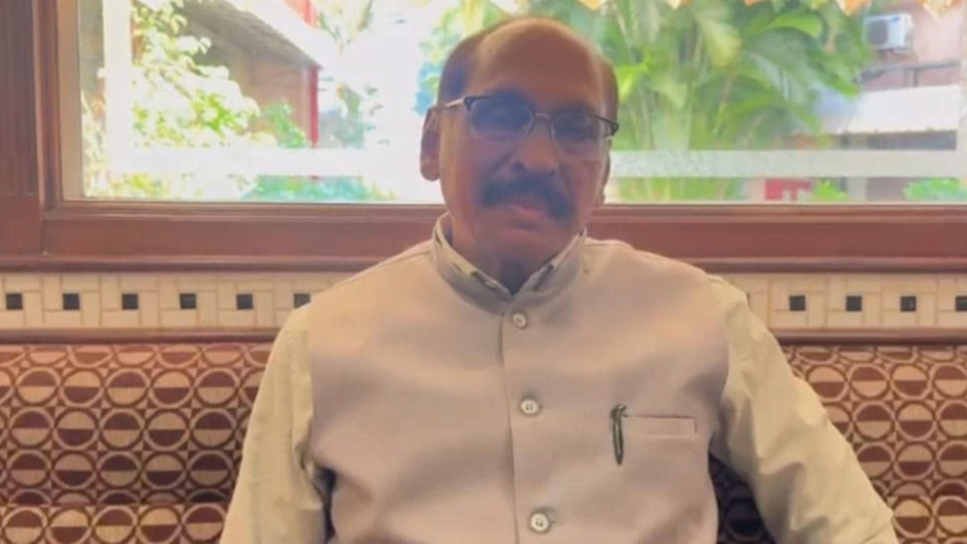 Vijai–Yuri row: Thakare pulls up Yuri