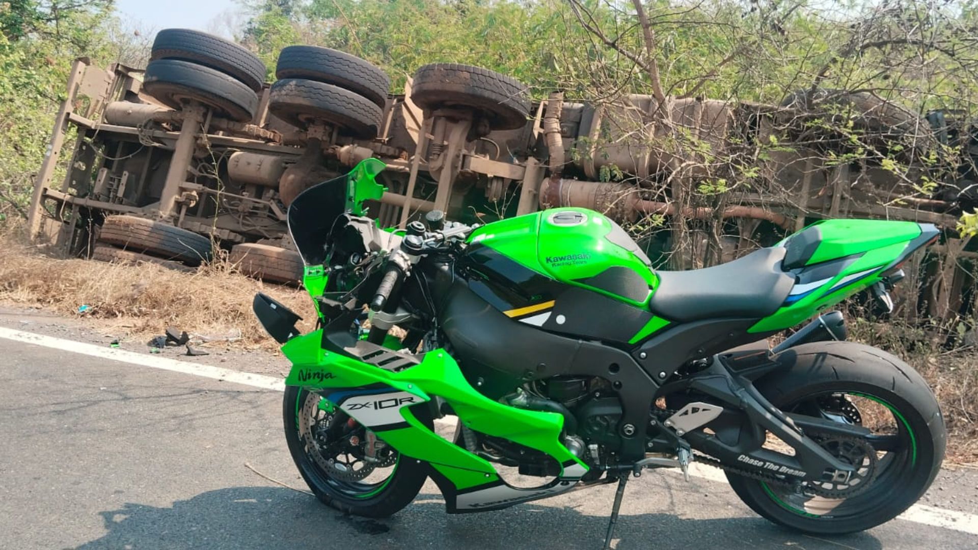 Truck overturns after two-wheeler collision in Dharbandora