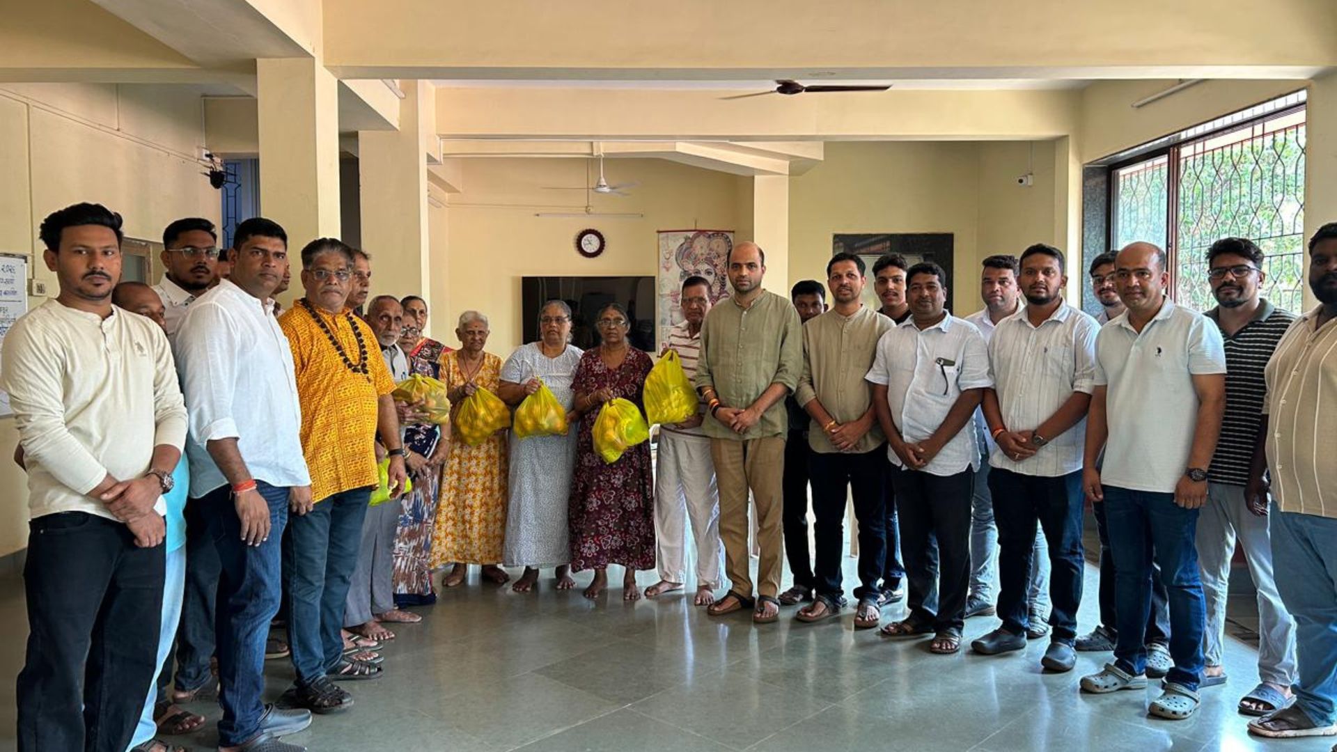 Vishwanath Dalvi distributes sweets & fruits on CM’S birthday