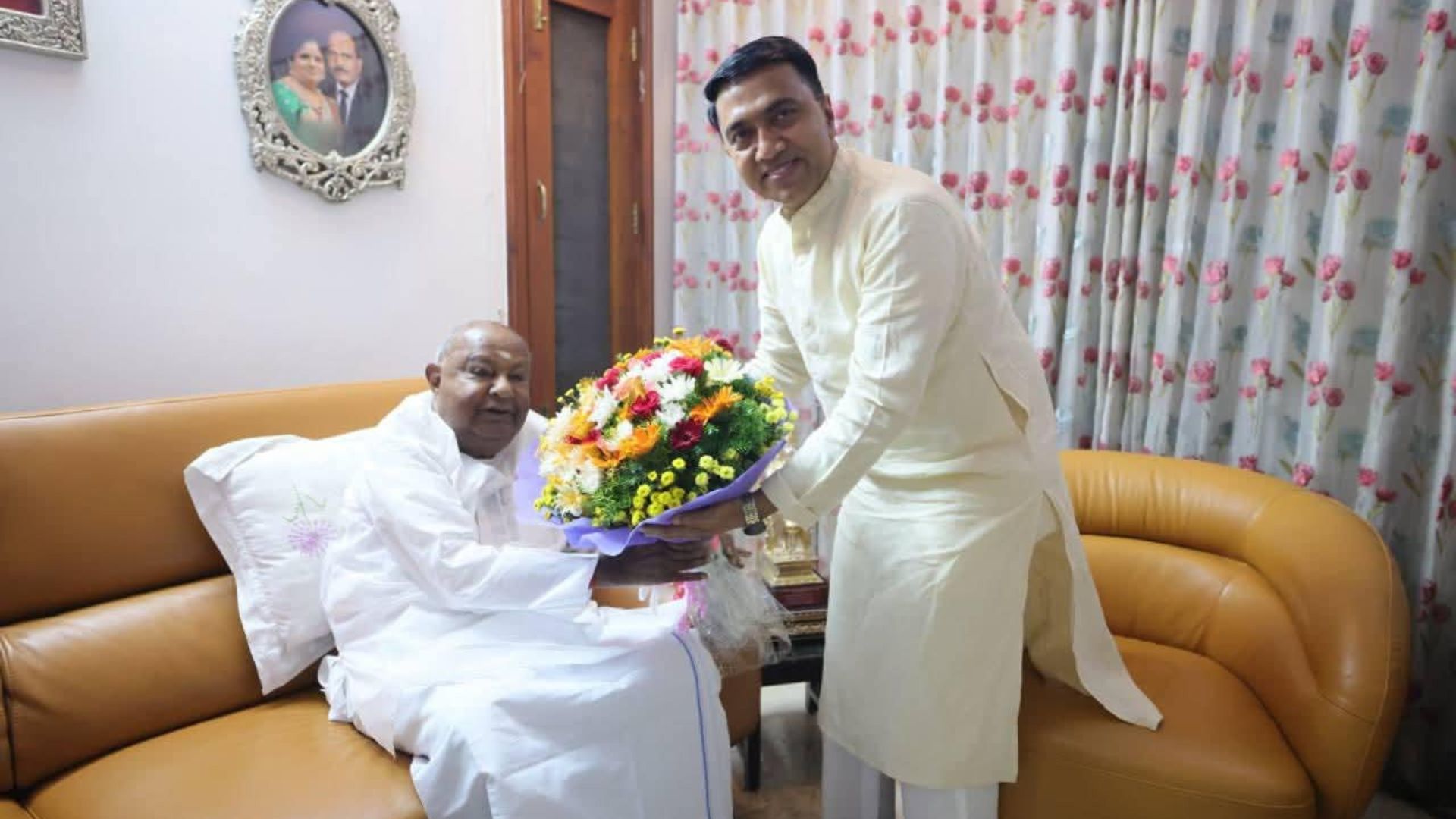 CM Sawant pays courtesy visit to former PM HD Deve Gowda in Bengaluru