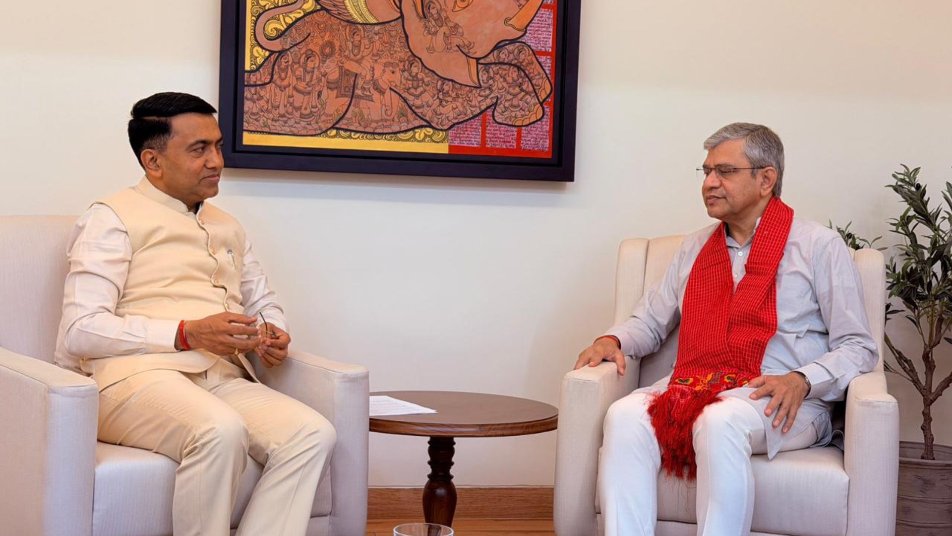 CM Pramod Sawant meets Ashwini Vaishnaw to discuss Goa projects