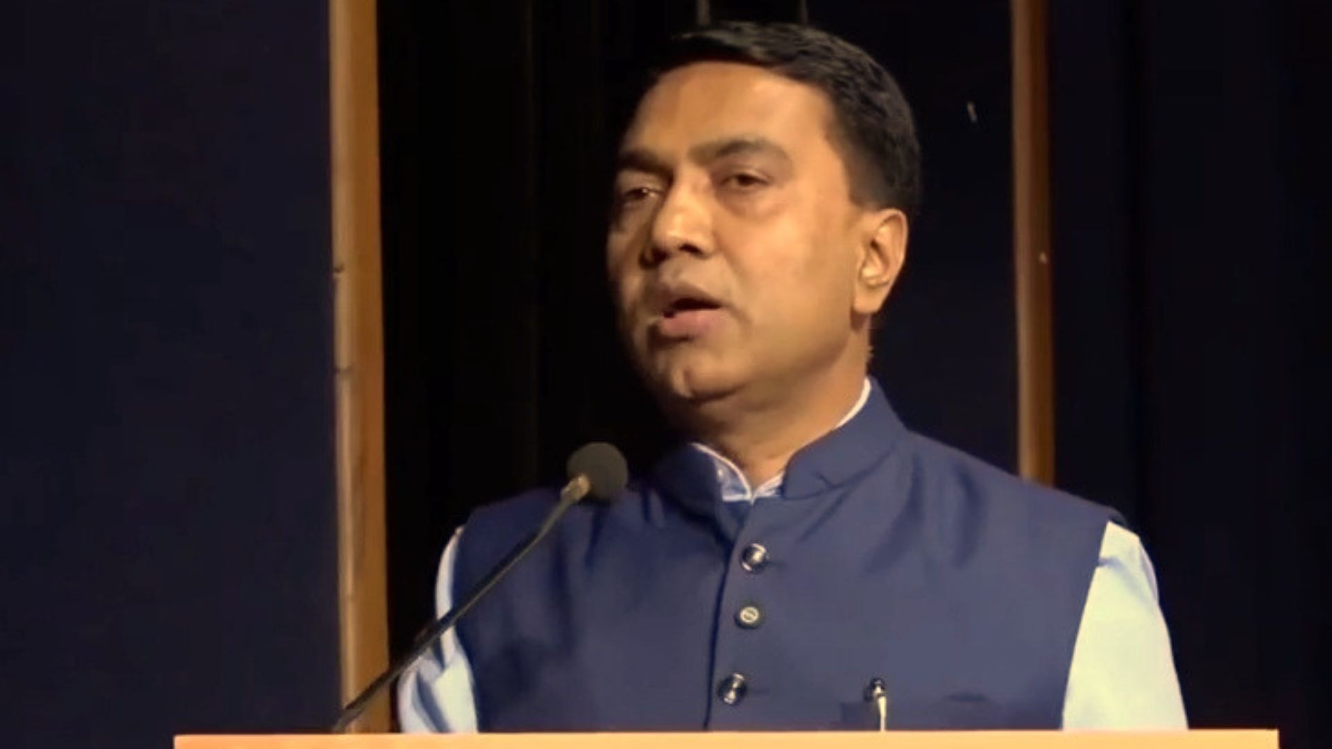 CM warns panchayat secretaries against stop-work notices for house repairs