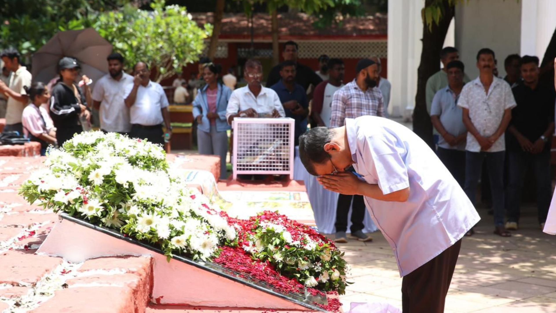 Kejriwal pays tribute, criticises detention of protesters