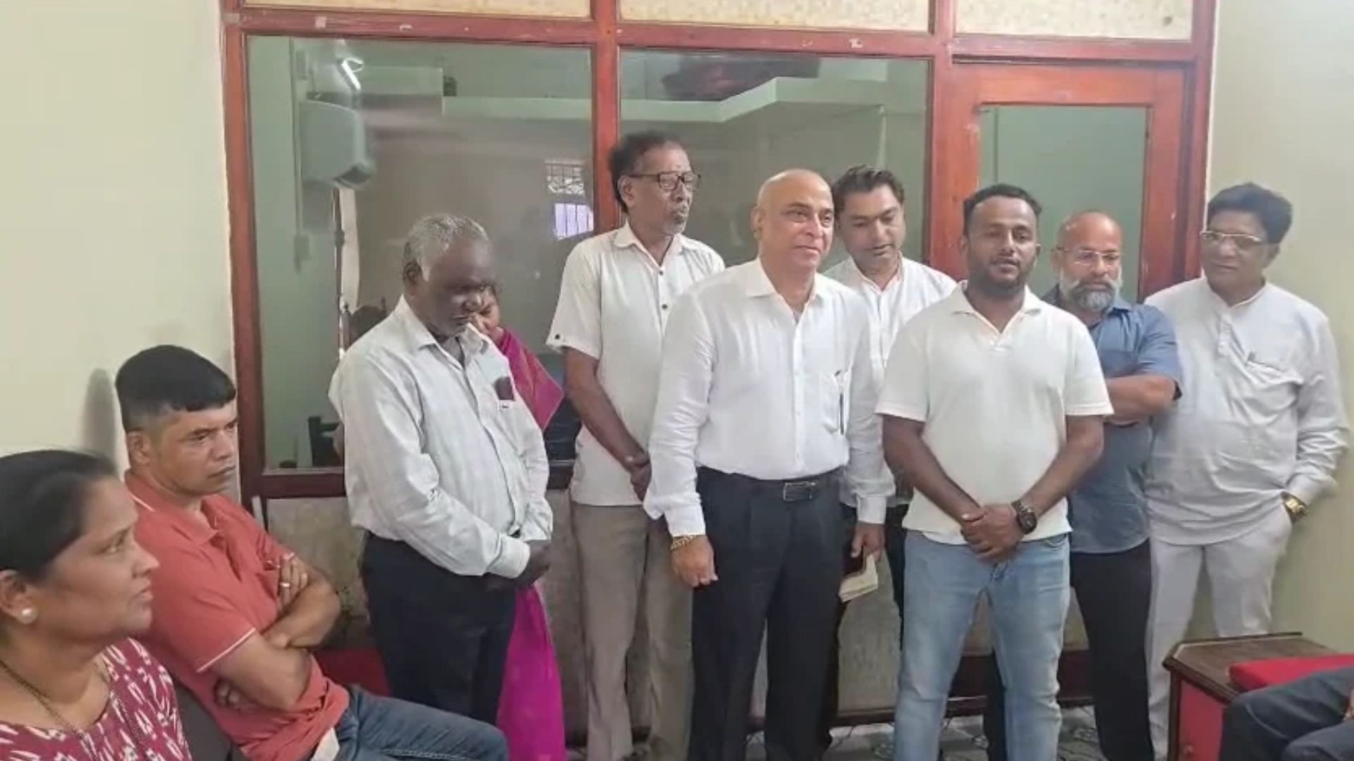 Omkar Elephant Menace: Babu Ajgaonkar gives financial aid to affected farmers