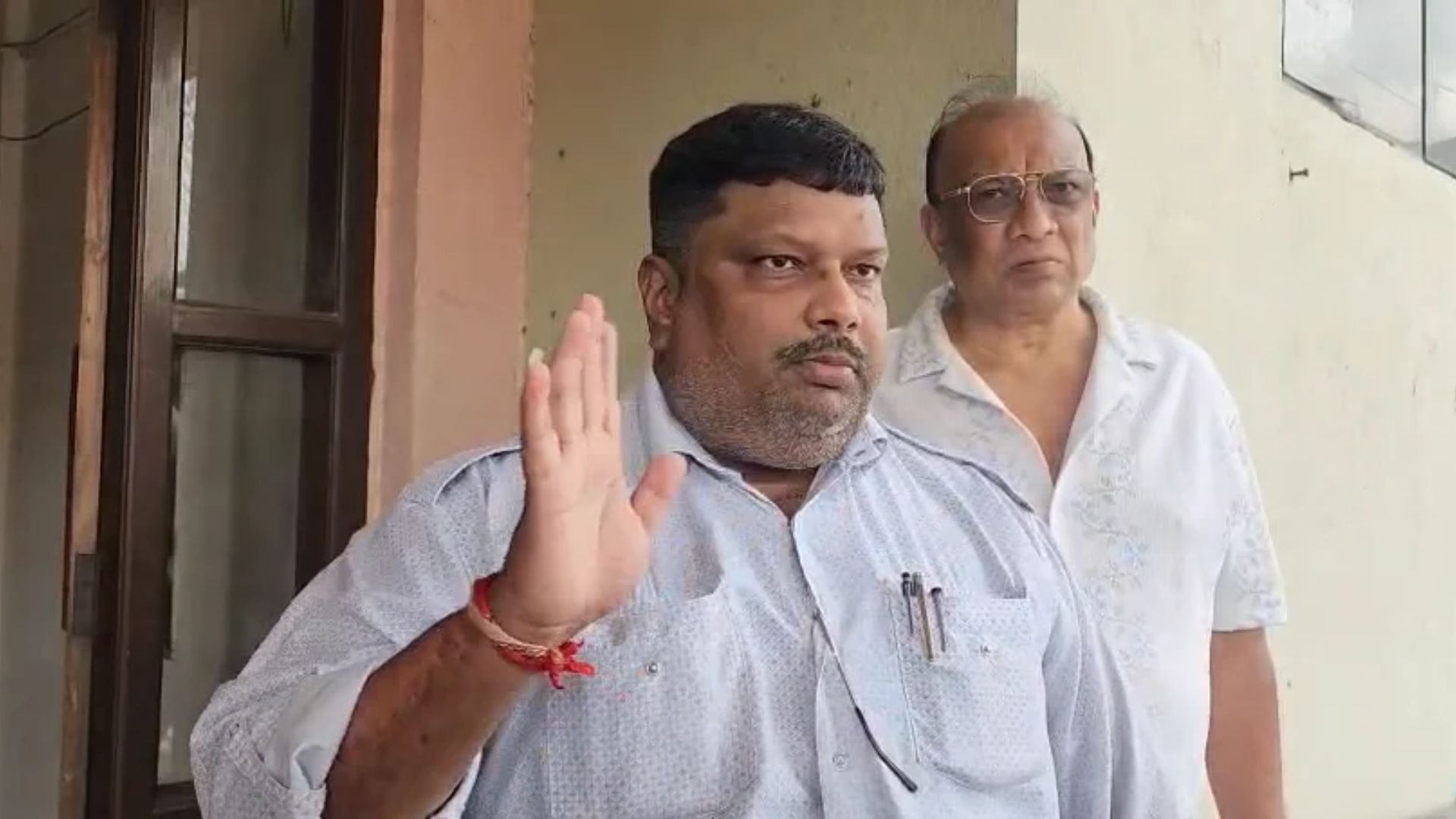 Sudeep Tamhankar questions Quepem RTO officer over taxi registrations