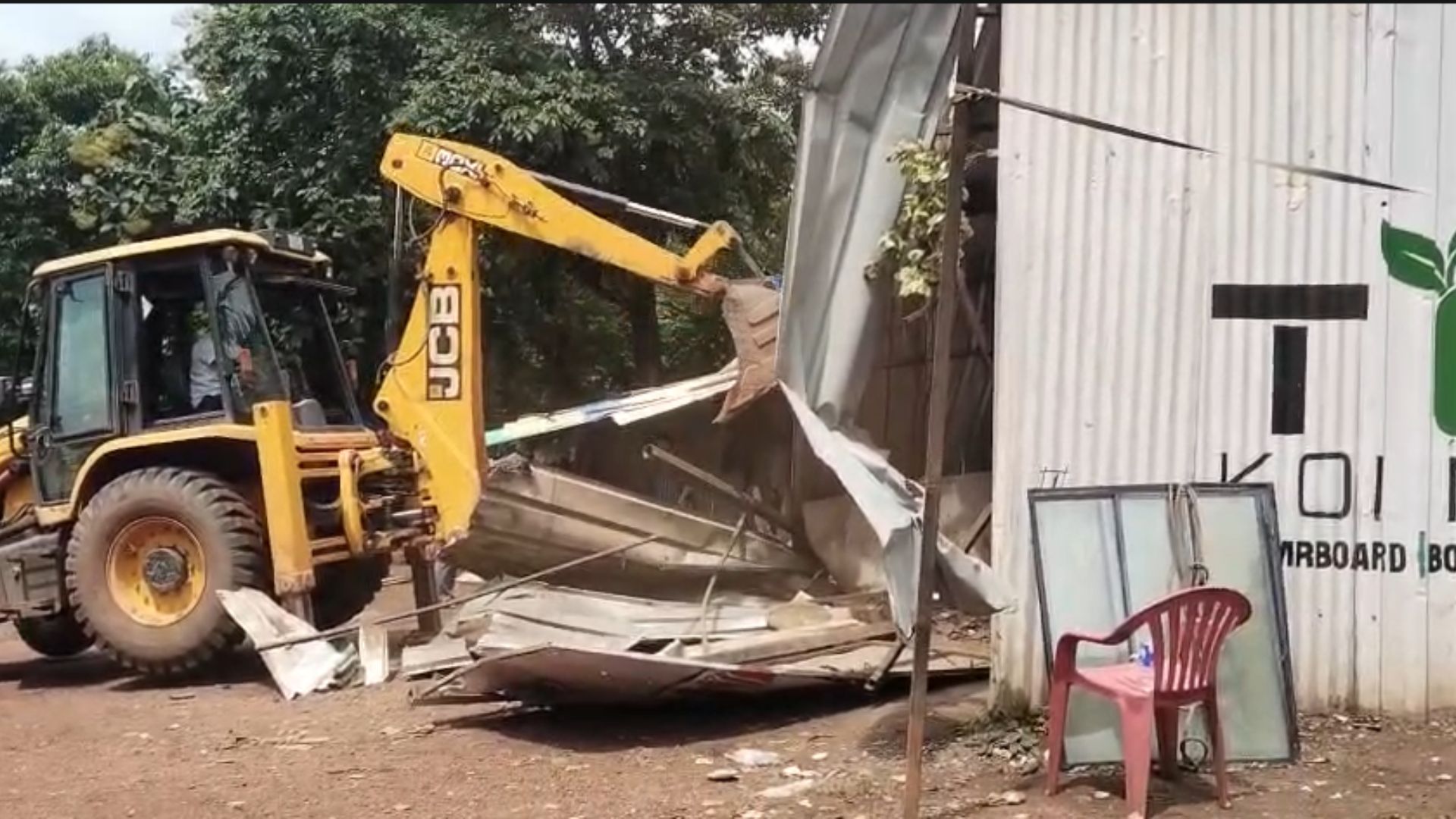 Kavlem panchayat begins demolition of 14 illegal scrap yards in Dhavali