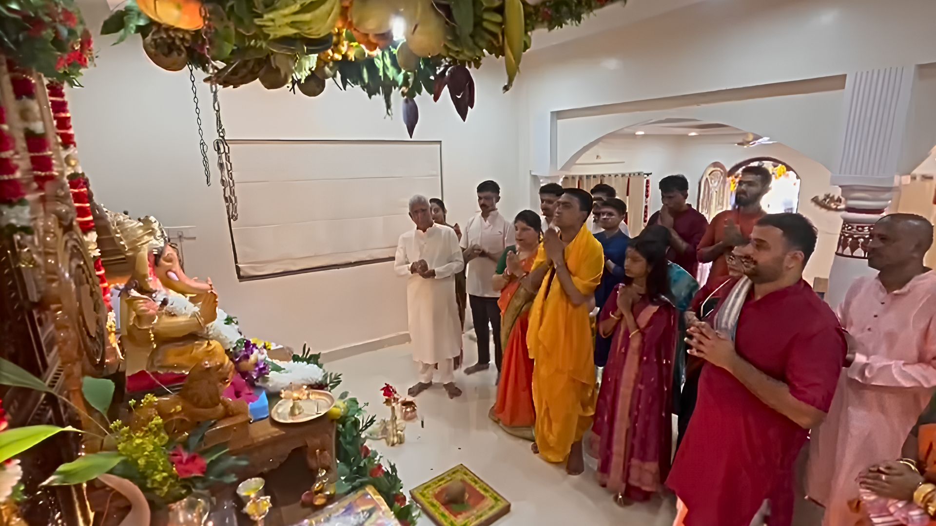 CM Sawant performs Ganesh pooja at Kothambi
