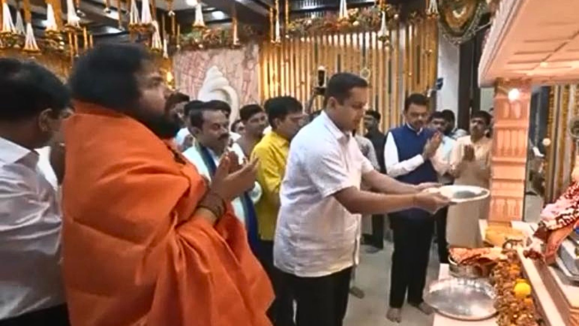 Utpal meets Fadnavis, seeks Bappa’s blessings