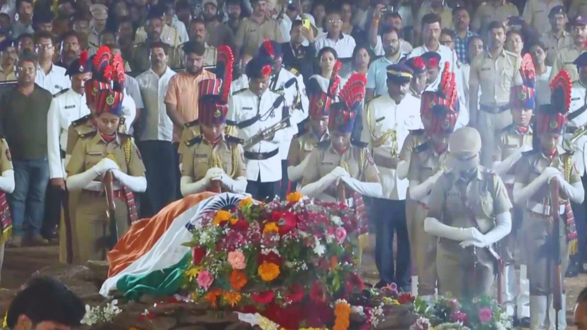Nana Patekar’s final rites performed with state honours