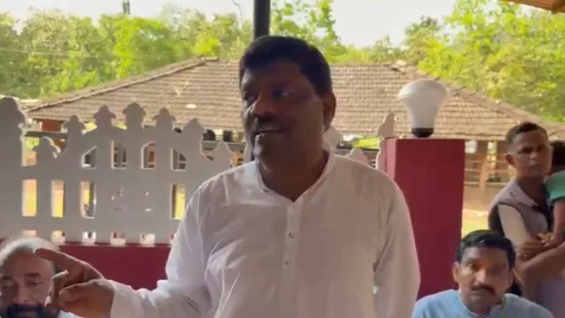Ganesh Gaonkar offers 5 pavan of gold to deity at Kalay